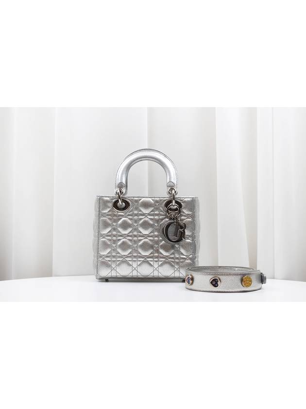 디올 까나쥬 레이디백 메탈릭 실버 스몰 토트숄더백 M0532PNFA M090