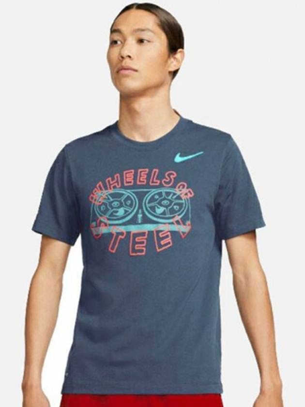 01-DA0163-410-나이키-휠스오브스틸트레이닝티셔츠-네이비