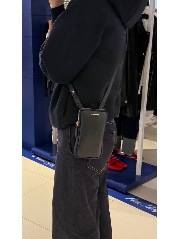 버버리 폰 파우치 크로스백 80840401 블랙 가죽 골드로고