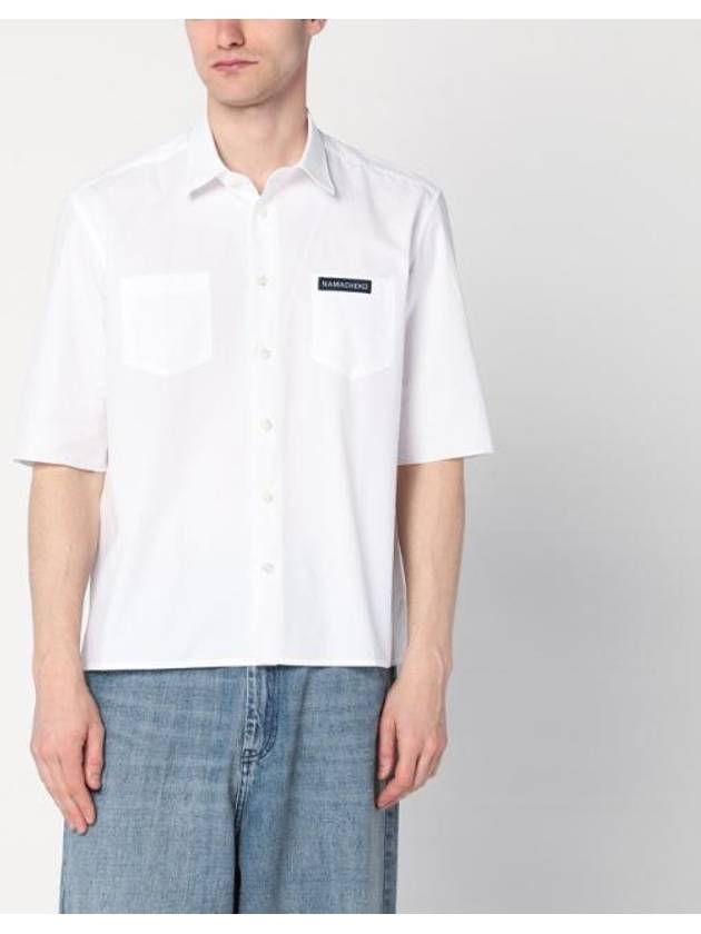 NB39 NAMACHEKO 남성 티셔츠 White shirt with logo patch