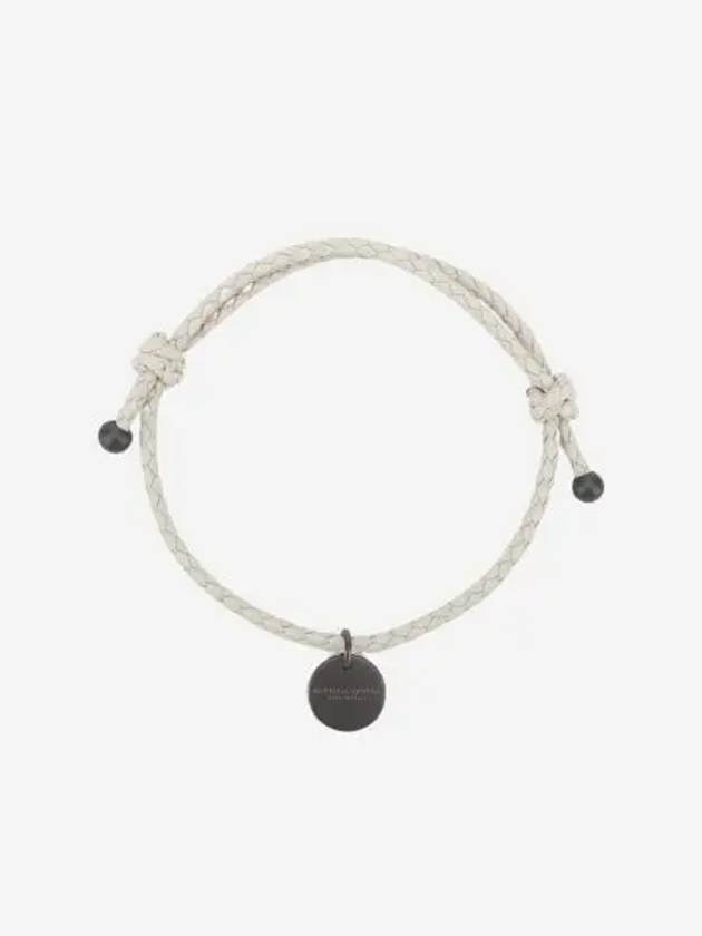 보테가 베네타 로고 펜던트 우븐 브레이슬릿 화이트 Bottega Veneta Logo Pendant Woven Bracelet White