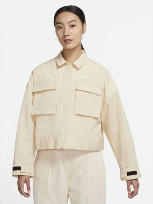 01-DM6244-126-나이키우먼스-스우시에센셜필드우븐자켓-코코넛밀크
