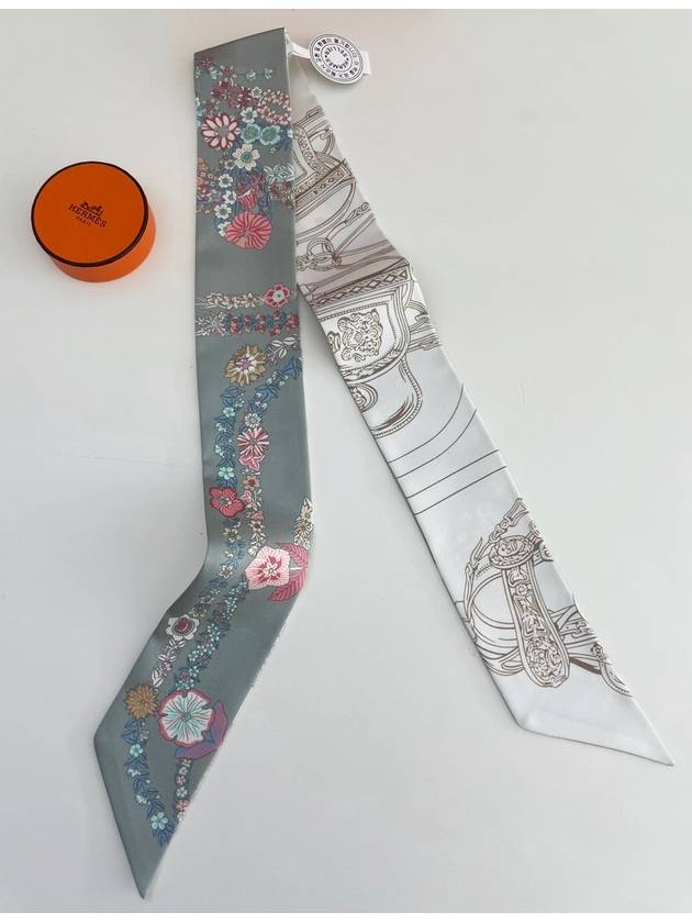 에르메스 트윌리 쁘띠 실크 스카프 방도 브라이드 갈라 플뢰르 로즈 블랑 H064220S