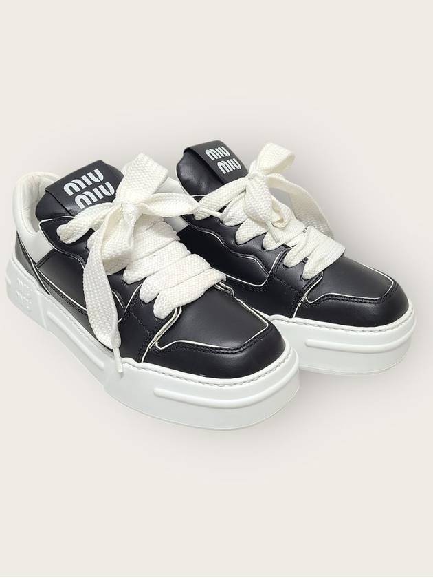 미우미우 블랙 화이트 레더 로고 패치 로우탑 스니커즈 36.5
