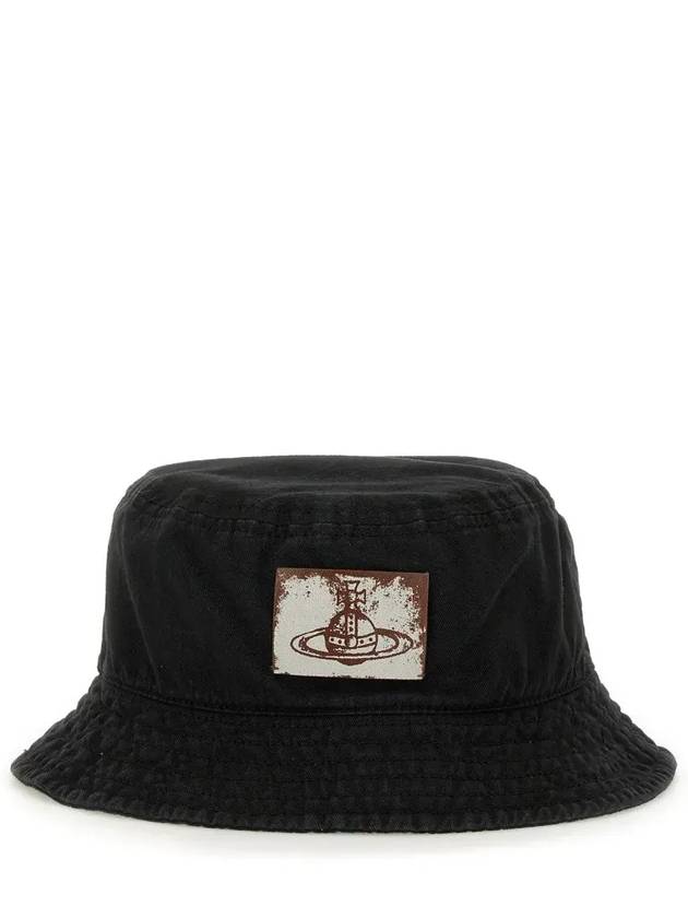 비비안 웨스트우드 오브 패치 플랫 크라운 버킷 햇 블랙