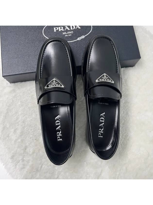 24SS 프라다 남성 에나멜 트라이앵글 가죽 로퍼 블랙컬러 2DB209055F0002