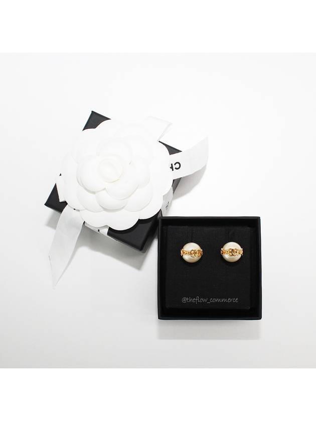 샤넬 24C 펄 CC로고 레터링 골드메탈 이어링 ABB595 B14642 NS018