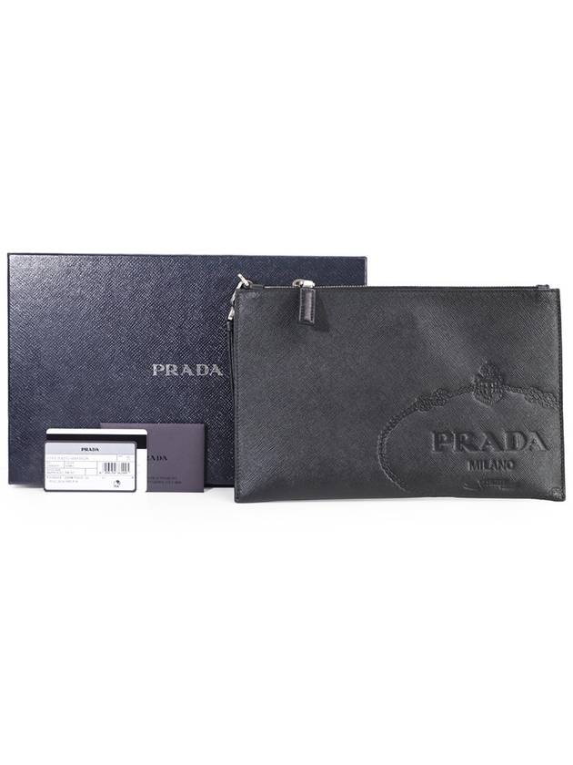 프라다 Prada 2NH005 2MB8 블랙 사피아노 레더 음각 로고 스트랩 클러치
