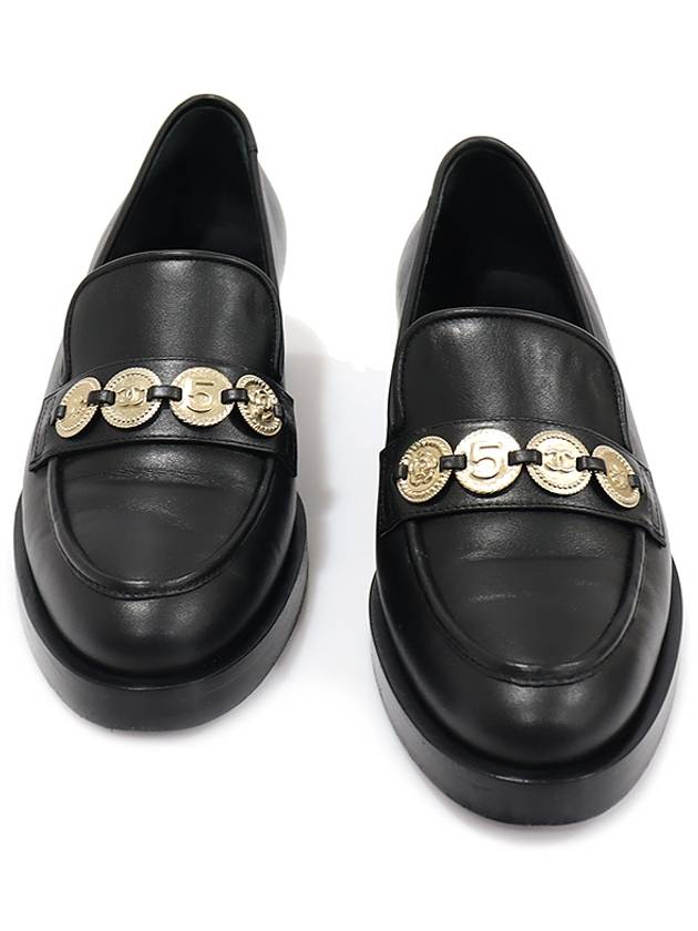 G37932 블랙 카프스킨 금장 메달리온 코인 여성 로퍼 38.5C