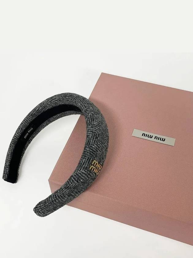 25SS 미우미우 여성 셰브론 울 헤드밴드 그레이 5IH025 2CSIF0002