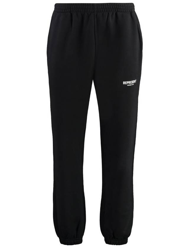 로고 그래픽 스웨트팬츠를 표현하다