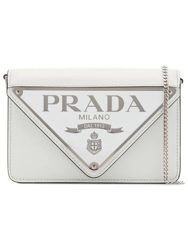 프라다 은장 삼각 로고 브러시드 레더 크로스 백 화이트