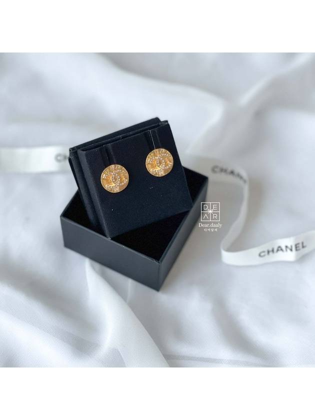 샤넬 CC로고 골드톤 단추형 써클 크리스탈 이어링 귀걸이 AB8801