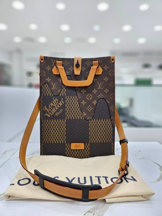 루이비통 니고 미니 삭 플라 숄더백 N40355