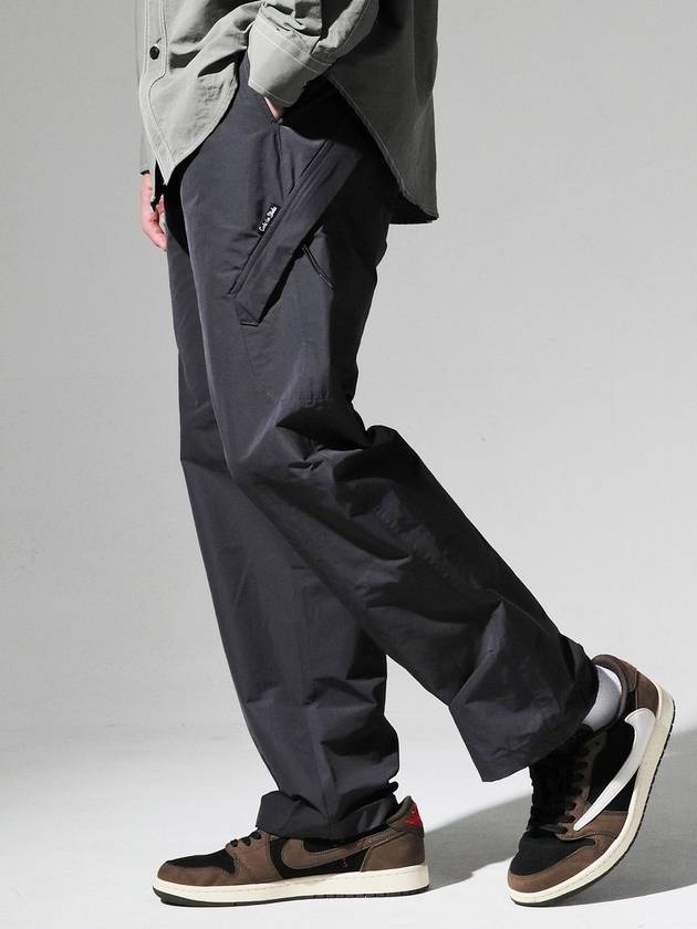 코드아이엠 지퍼 포켓 레귤러핏 나일론 팬츠 차콜