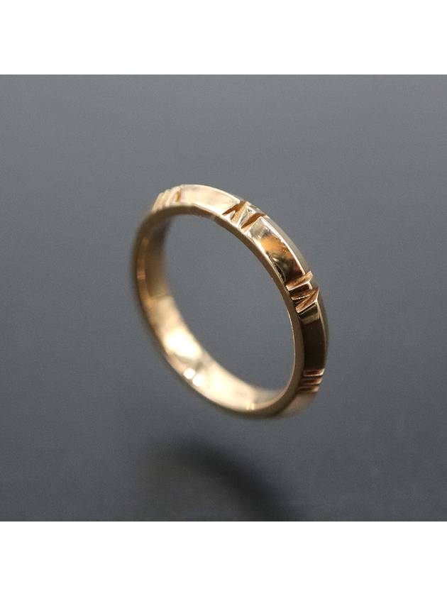 。제품명: Tiffany&Co 티파니 18K 750 로즈골드 아틀라스 엑스 링 9호。등급 : A。구성품 : 단일 제품。컬러 : 로즈 골드 계열。제조국 :。제품 규격 : 국내사이즈 9호 폭 3MM。소재 : 18K 750 로즈 골드。INFO : 아틀라스 디자인 얇은 두께의 데일리한 디자인。상태: 전반적인 스크래치가 있으나 사용하기 무리 없습니다.。매장가격 : 3 200 000원중고명품 특성상 이미지에 보이지 않는 또는 얼룩이 존재할 수 있습니다.