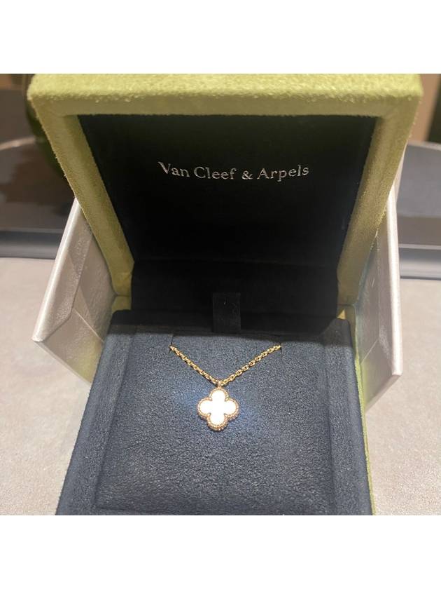 반클리프아펠 스위트 알함브라 펜던트 옐로 골드 목걸이 마더 오브 펄 VCARF69100