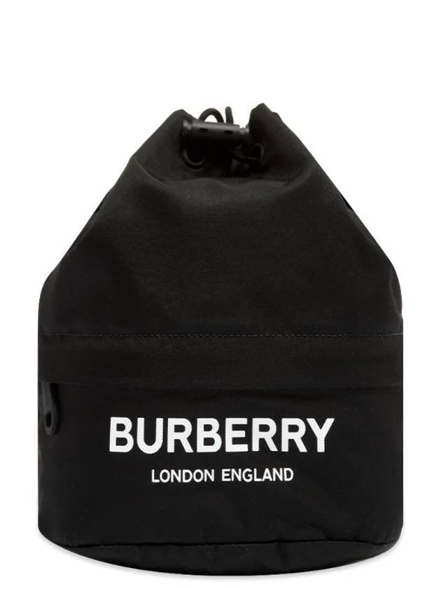 버버리 로고 프린트 나일론 드로스트링 버킷 백 블랙
