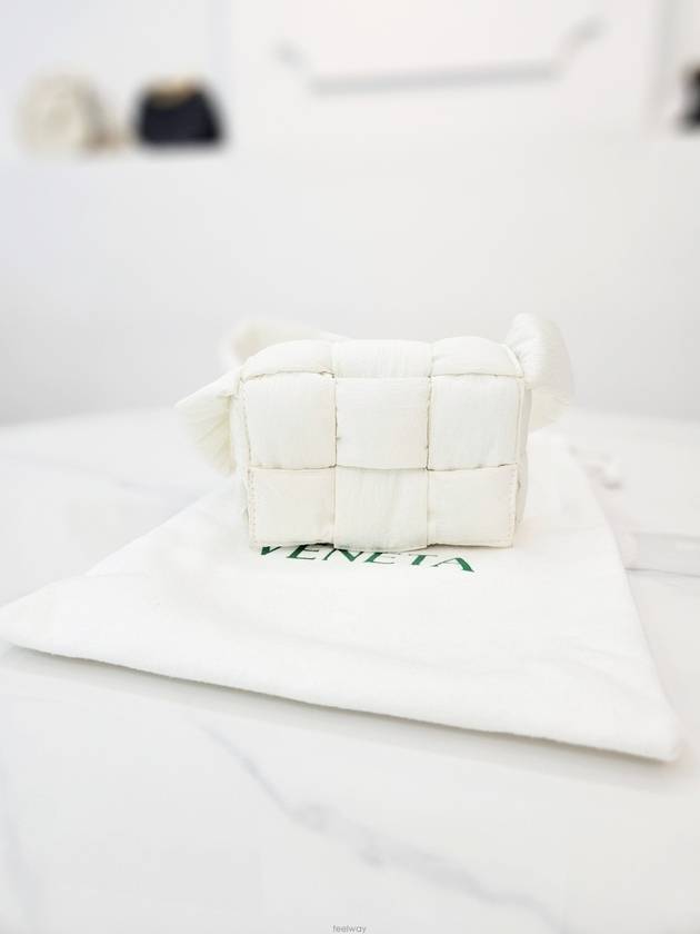 보테가베네타 패딩 미니 카세트백 화이트 691018VB0819007