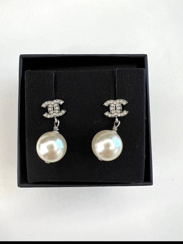 샤넬 CC 디아망떼 펄 드롭 귀걸이 A36138