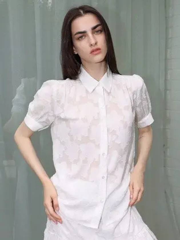 데미지니모닉 클라우드 셔링 블라우스 화이트