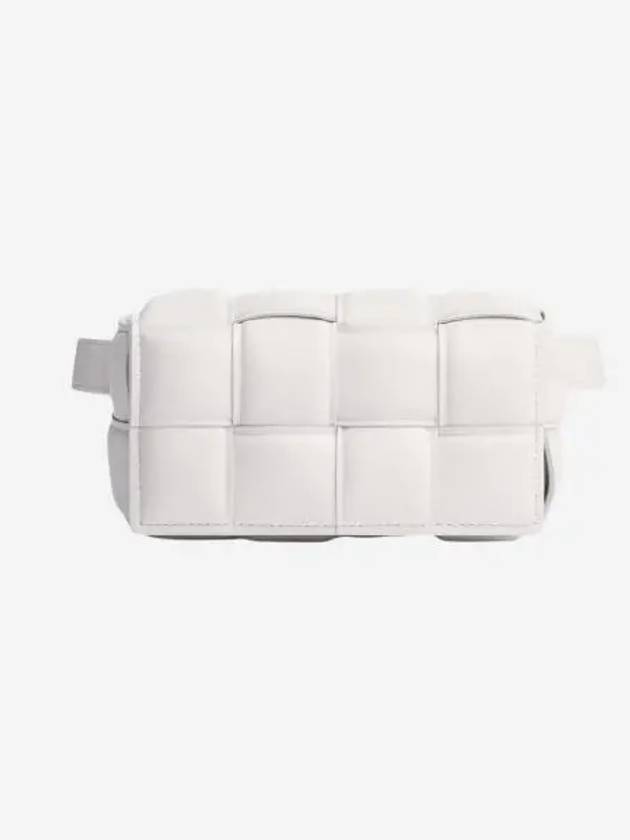 보테가 베네타 패딩 카세트 벨트백 화이트 Bottega Veneta Padded Cassette Belt Bag White