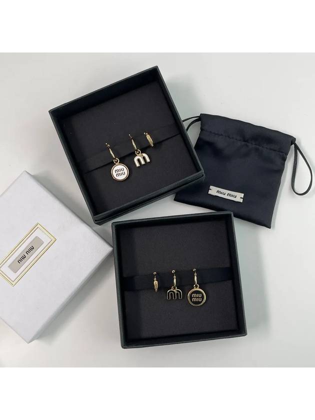 25SS 미우미우 여성 에나멜 메탈 이어링 세트 블랙 화이트 5IO102 2F6TF0002 5IO102 2F6TF0009
