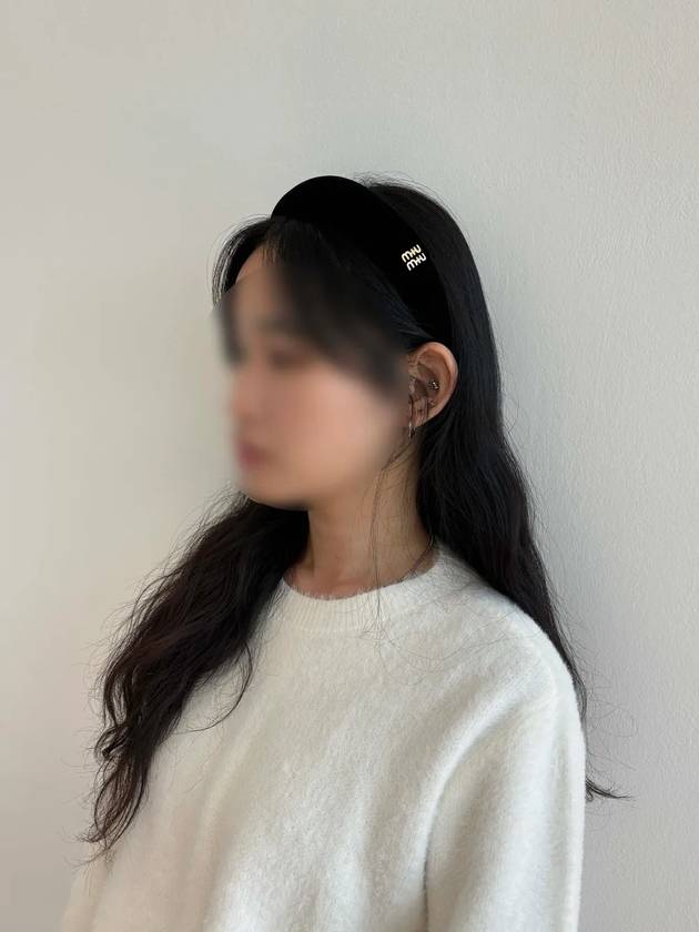 25SS 미우미우 여성 벨벳 헤드밴드 블랙 5IH025