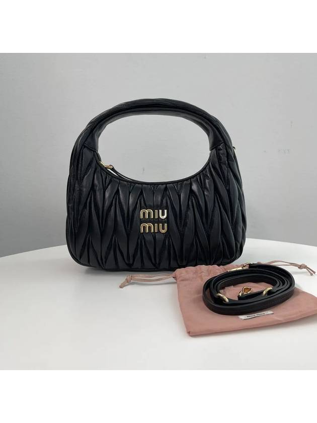 25SS 미우미우 여성 완더 마테라쎄 나파 가죽 호보 백 블랙 5BC125 AN88F0002