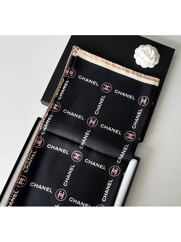 샤넬 25SS CC 로고 레터링 체크메이트 스퀘어 스카프 블랙 AAA805