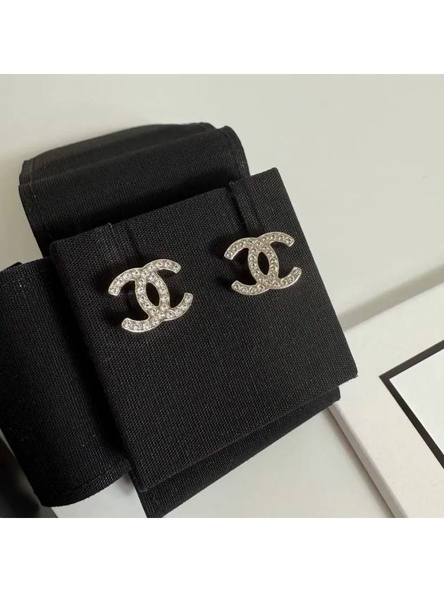 샤넬 CC 로고 크리스탈 실버 클래식 미니 이어링 ABE835