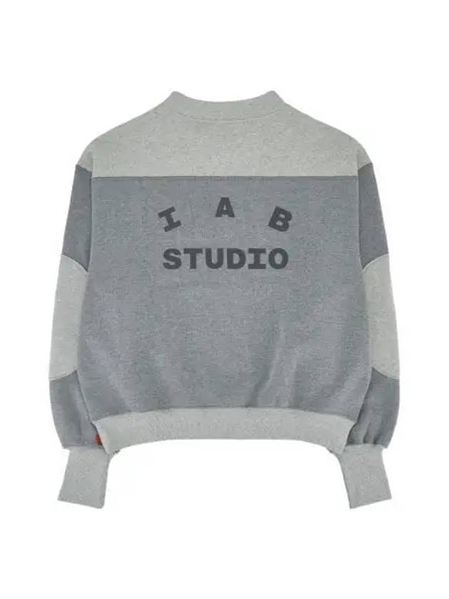 아이앱 스튜디오 x 던전밥 라이오스 스웨트셔츠 그레이 IAB Studio x Delicious in Dungeon Laios Sweatshirt Gray