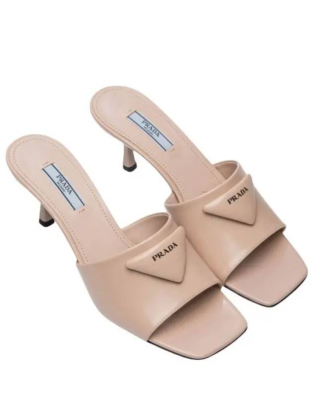 프라다 1XX590 055 F0236 브러시드 가죽 미드힐 슬라이드