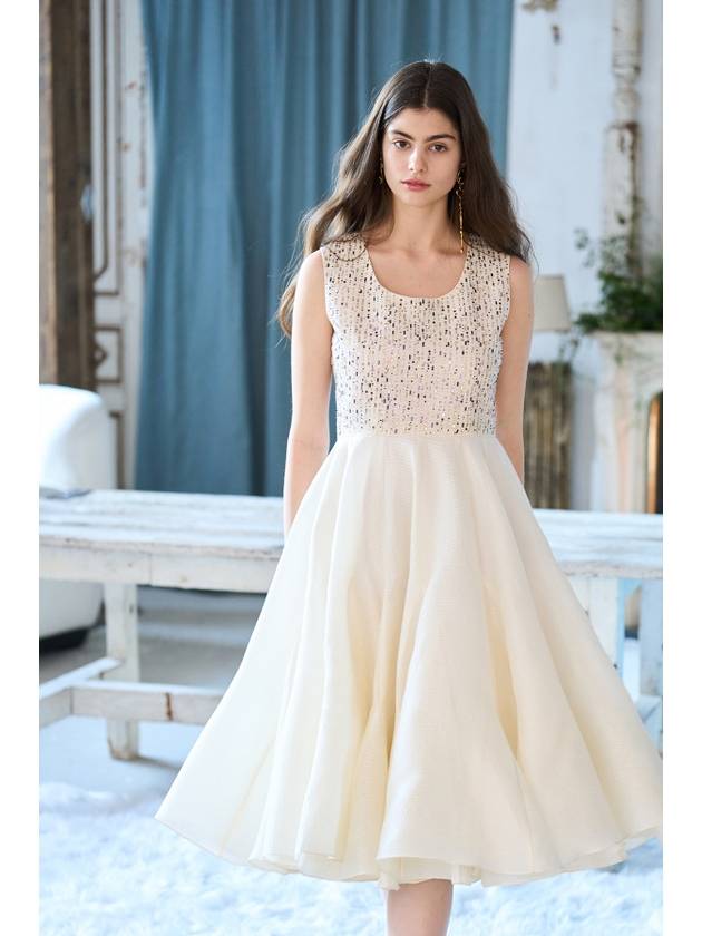 25SS 까이에 U넥 슬리브리스 실크 플레어 맥시 비즈 원피스