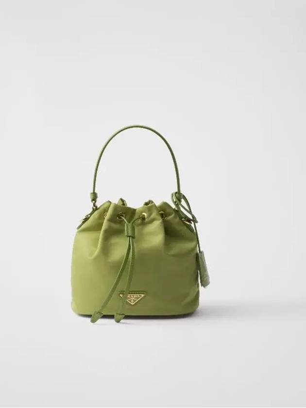 프라다 리에디션 1978 리나일론 미니 버킷 백 그린