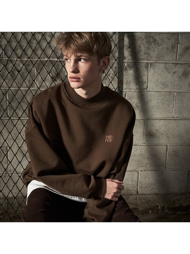 테네르 하프 폴라 자수 맨투맨 다크 브라운