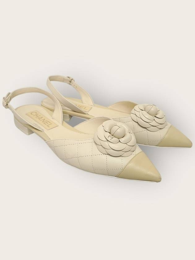 샤넬 베이지 램스킨 투톤 까멜리아 플랫 슬링백 38.5